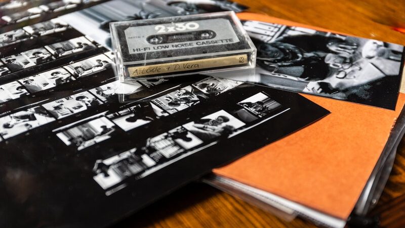 Die Aufnahme zeigt einen Kontaktabzug und eine Kassette, beide sind Dokumente eines Archivbesuchs von Audre Lorde.
