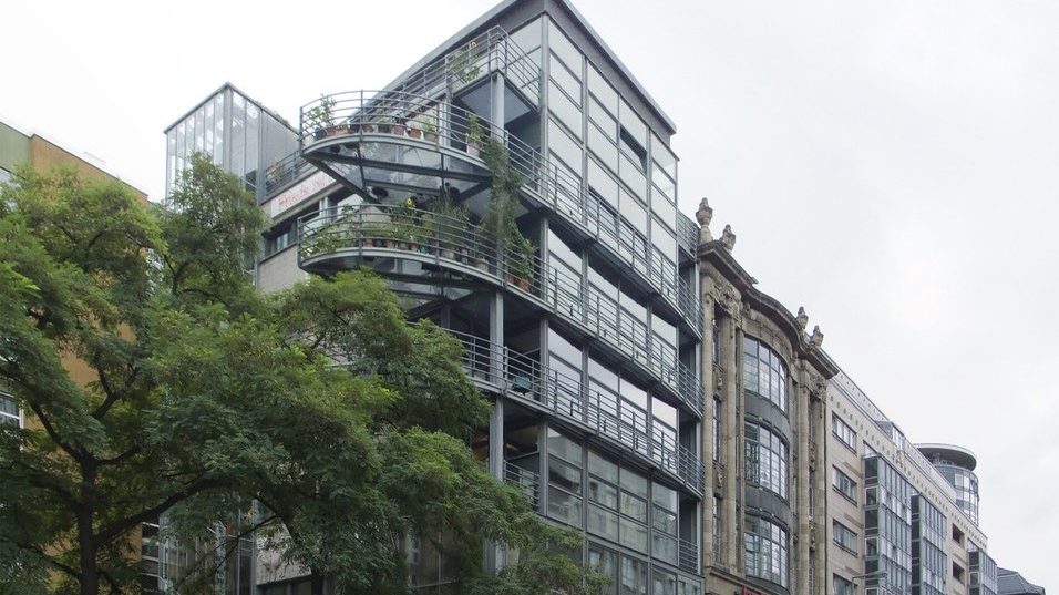 Auf dem Foto ist das alte Gebäude der taz - Tageszeitung in der Rudi-Dutschke Straße 23, in welches das E2H einziehen sollte, zu sehen.